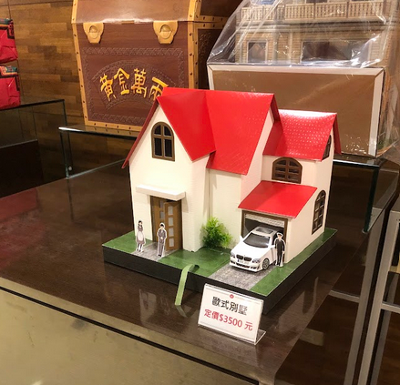 Inside True Dragon’s Columbarium, there is a store where people can buy offerings for their ancestors. Here you can see a paper house with a car and servants ready to be burned for whoever purchases it!
